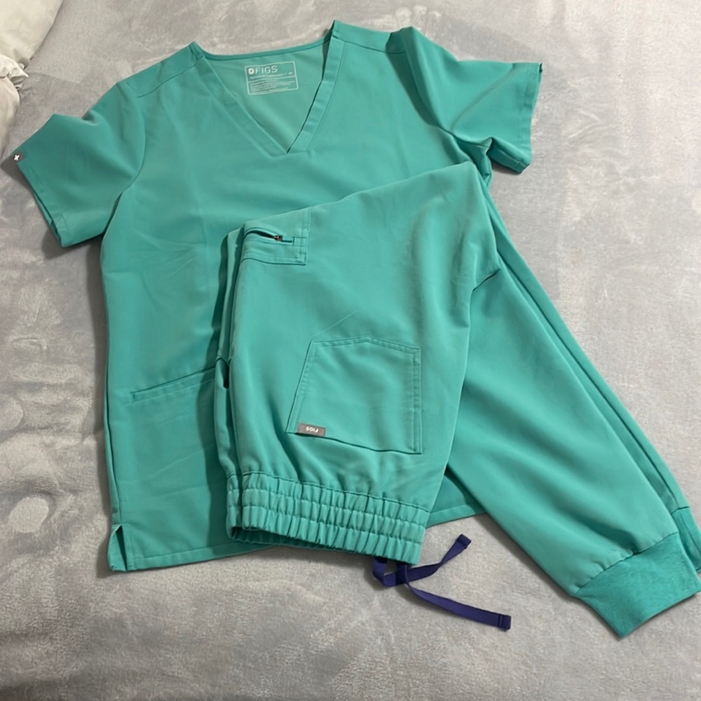 NEVER WORN FIG SCRUBS. WASHED ONCE! PERFECT CONDITION